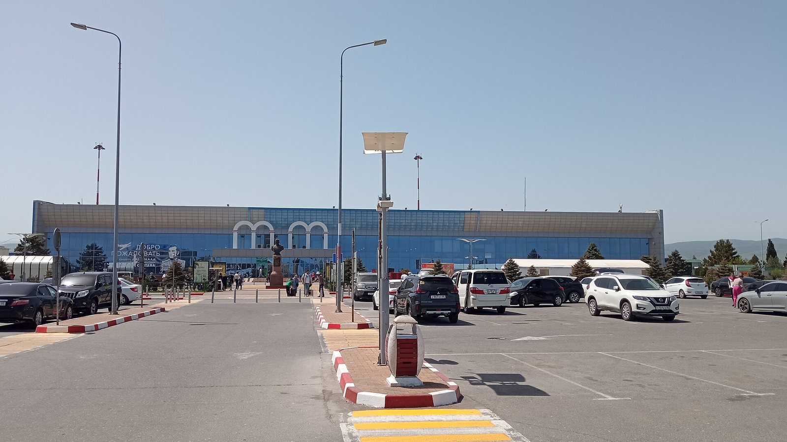 Из аэропорта Махачкалы в город и Каспийск: такси, прокат и трансфер