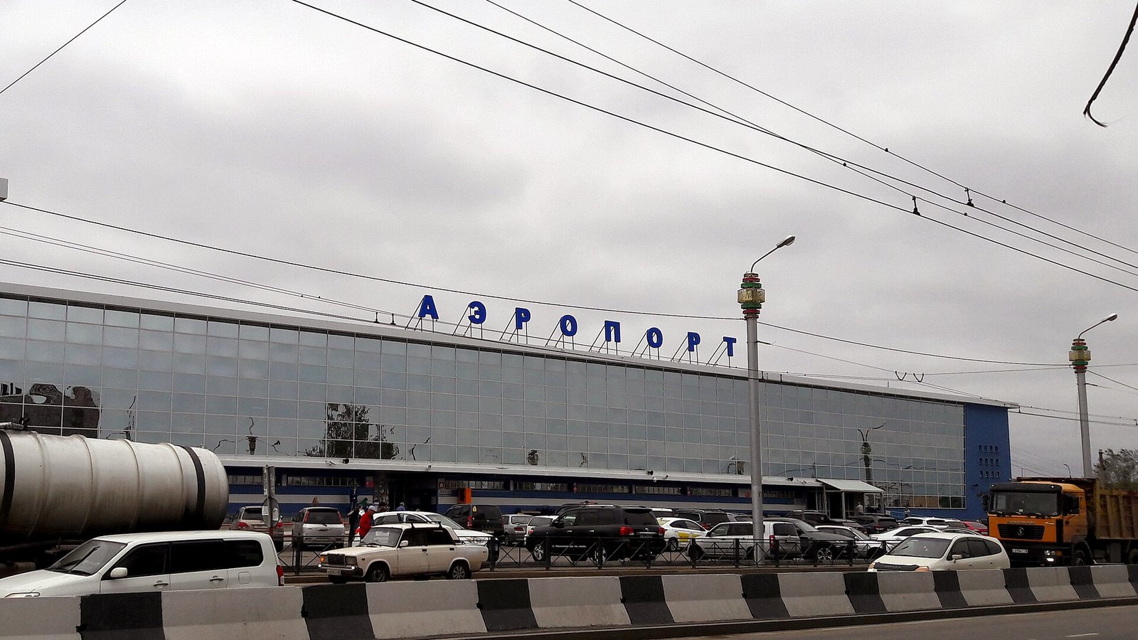 Парковка в аэропорту Иркутска: 10 бесплатных минут и пени 2 000 ₽ в час, если задержаться