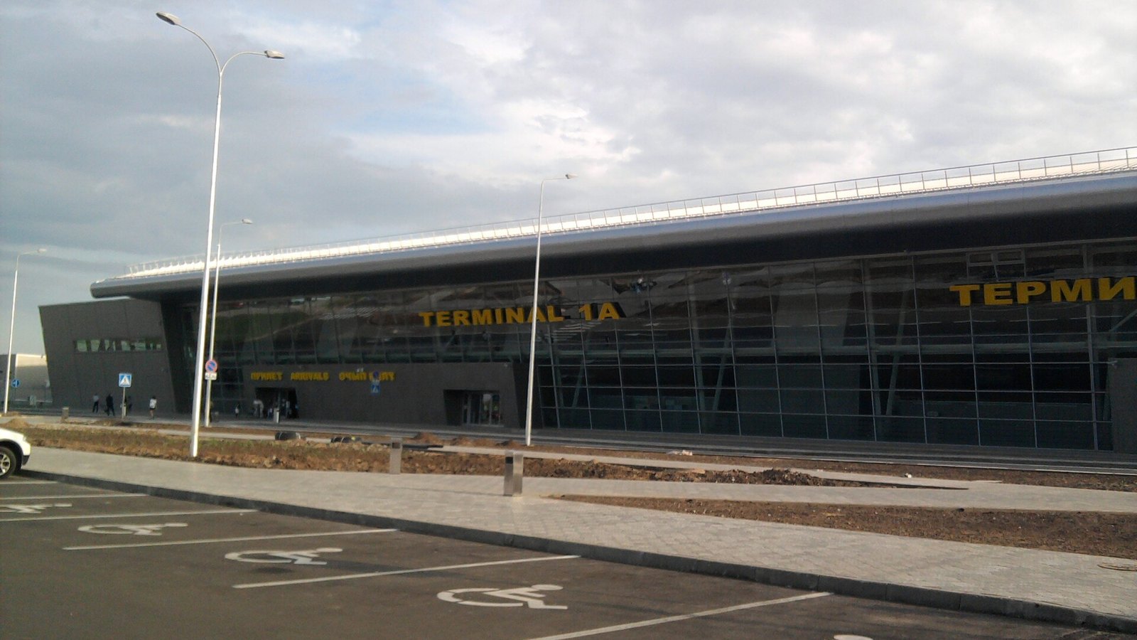 Парковка в аэропорту Казани: неделя у терминала — 9 250 ₽, а в 400 метрах — 2 800 ₽