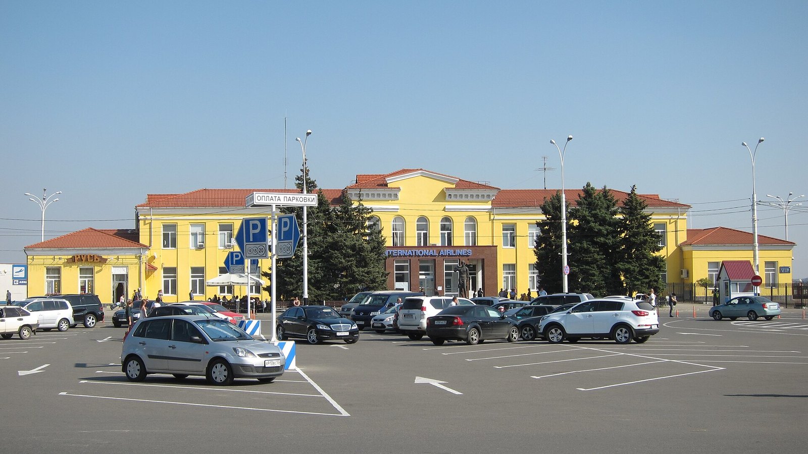 Парковка в аэропорту Краснодара: есть бесплатная без ограничений, а у аэровокзала — 400 ₽ в час