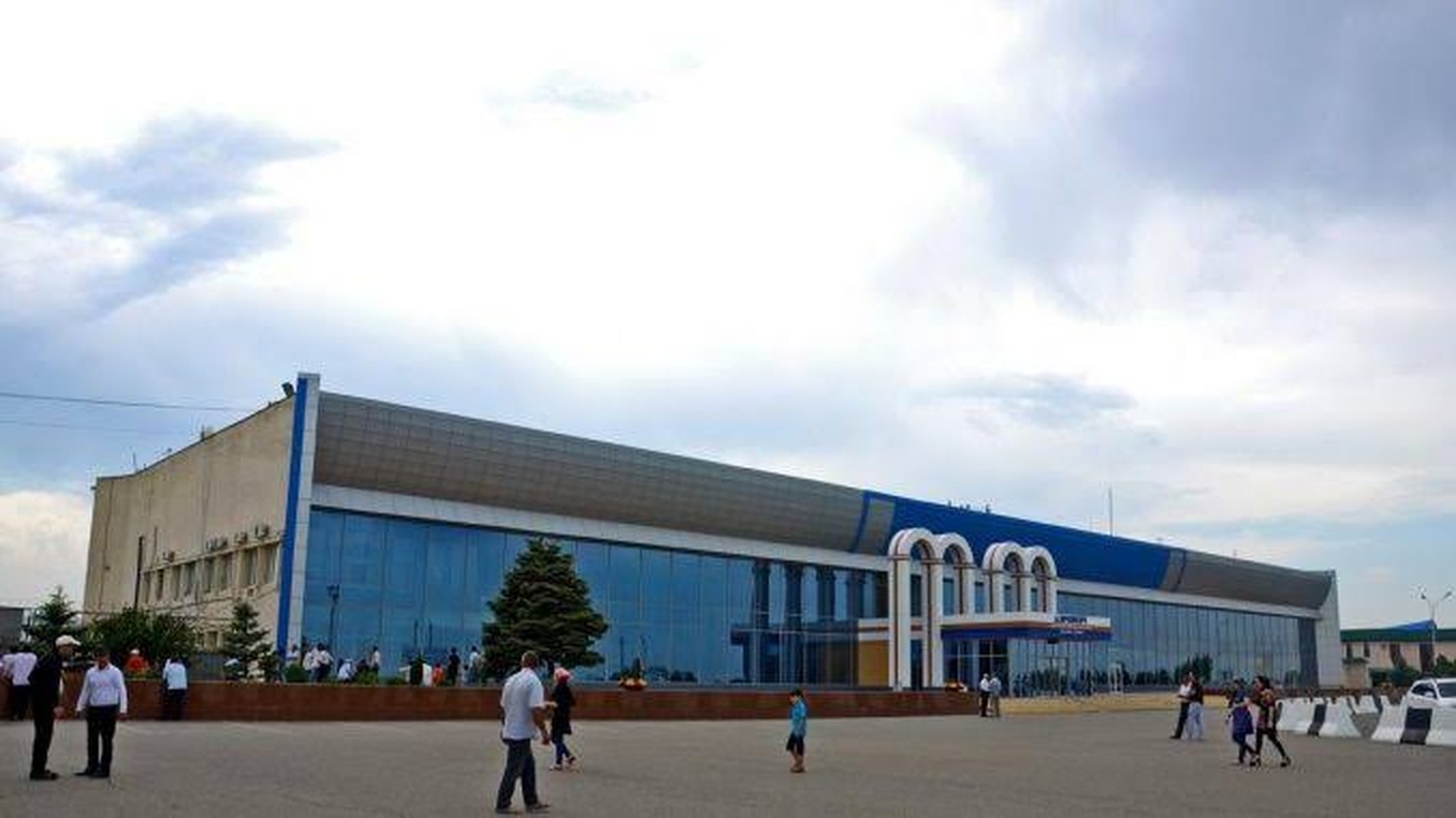 Парковка в аэропорту Махачкалы: 15 минут бесплатно, а час у дверей стоит тысячу