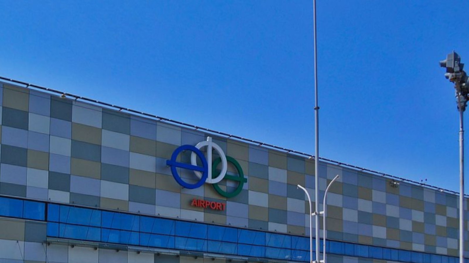 Парковка в аэропорту Уфы: три часа бесплатно на одной стоянке и 3 500 ₽ в сутки на другой