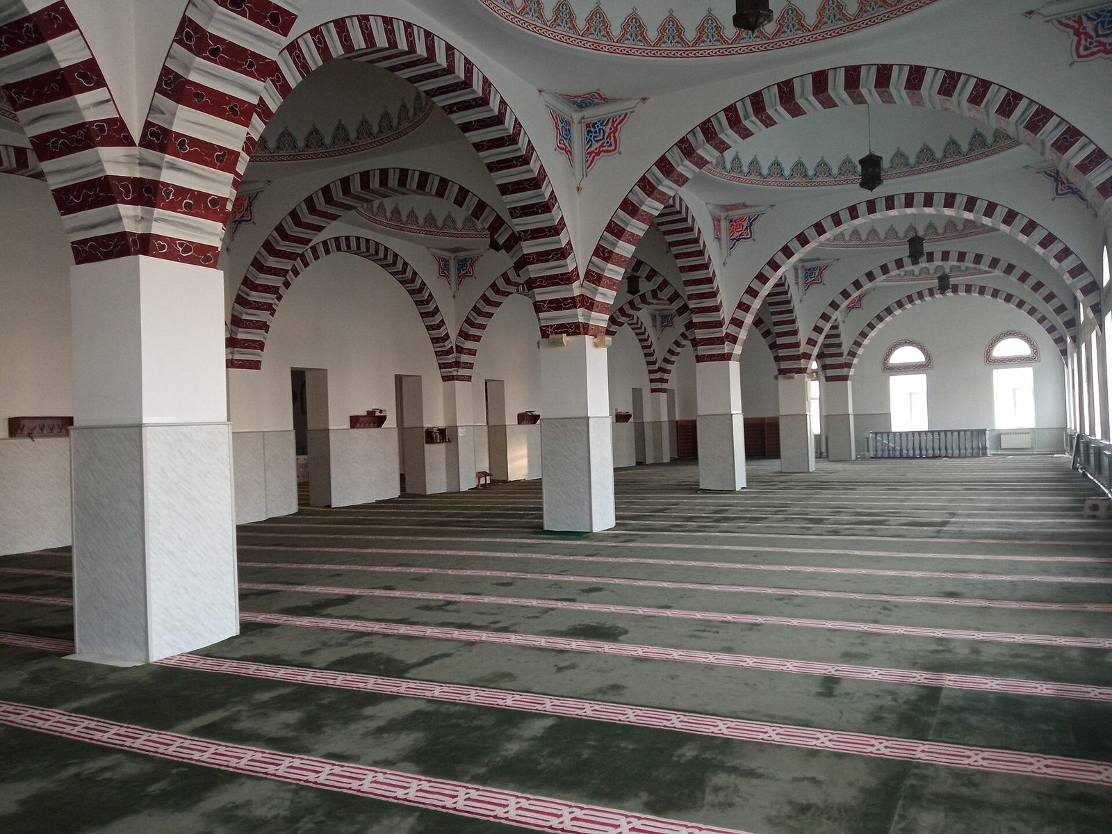 Молитвенный зал Джума-мечети · фото Dinamik, CC BY-SA 4.0, Викисклад