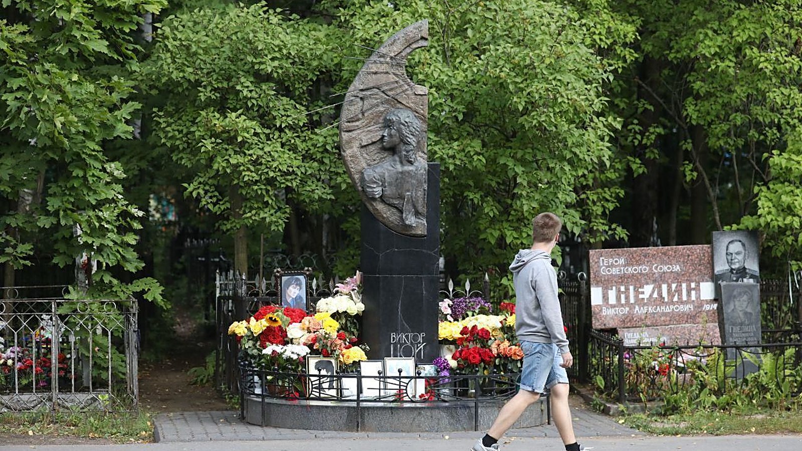 Могила Виктора Цоя на Богословском кладбище — сюда до сих пор несут цветы и гитары