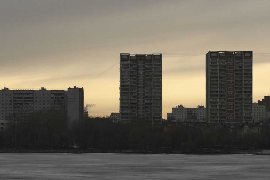 Типовые панельные кварталы на юго-западе Москвы под снегом — та самая фактура «одинаковых домов», на которой держится вся ирония фильма.