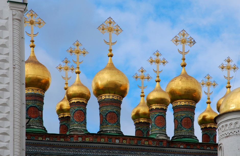 Русская церковь с золотыми куполами в мягком свете осеннего дня — атмосфера тихого подмосковного города