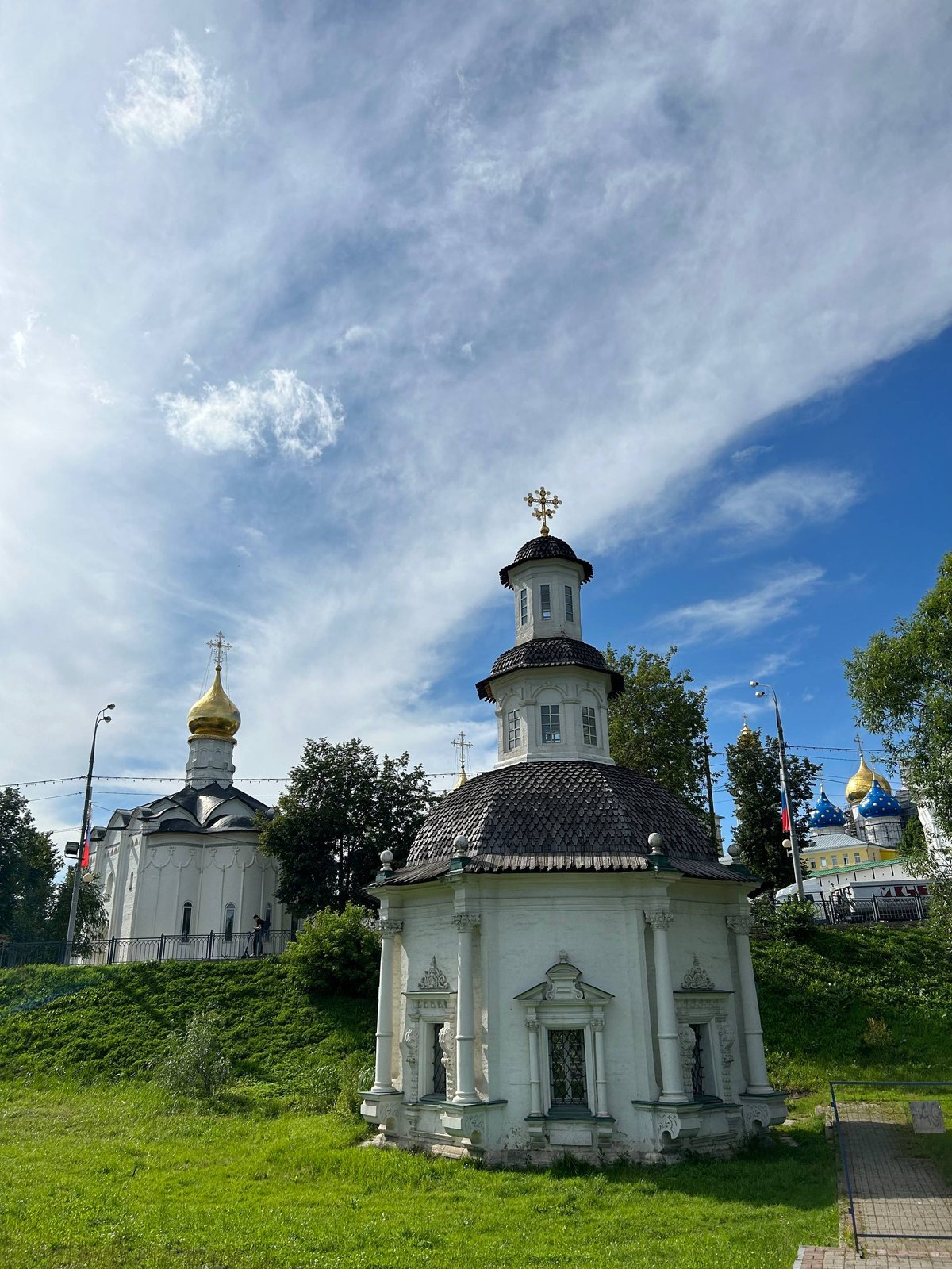 Часовня Пятницкого колодца у подножия лавры