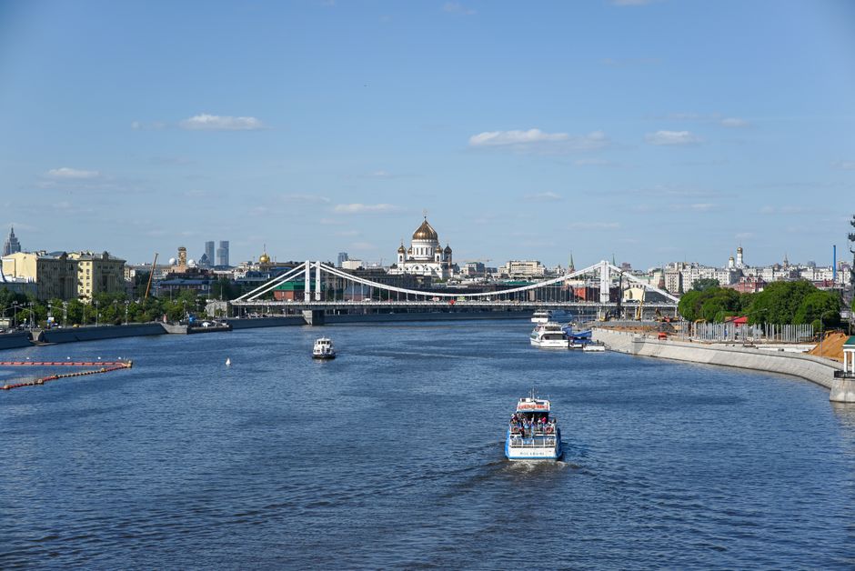 Набережная Москвы-реки у храма Христа Спасителя — открыточная панорама центра, с которой удобно начинать прогулку от «Кропоткинской».