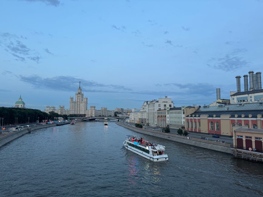 Прогулочный катер на Москве-реке у сталинской высотки