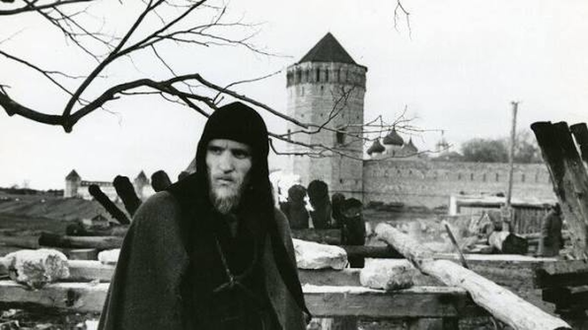 Монах у крепостных стен — кадр из фильма; стены «Владимира» построили как декорации в Изборске