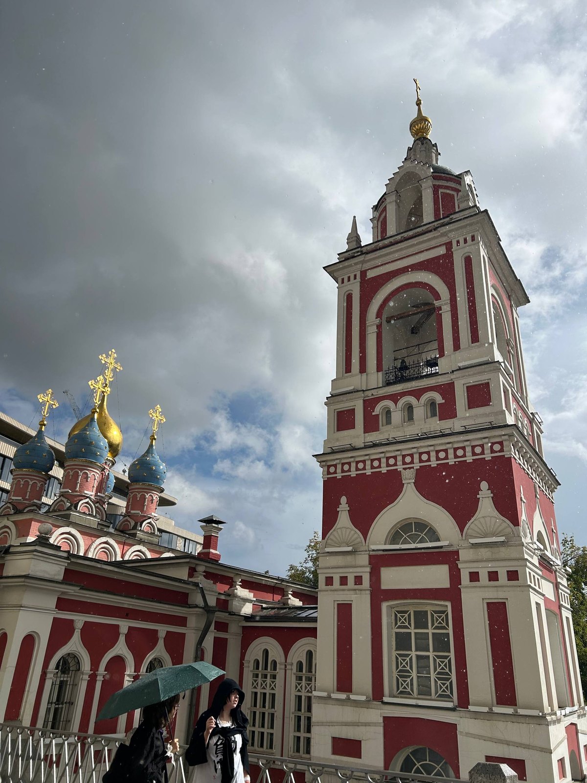 Церковь Георгия Победоносца на Псковской горке: русский стиль основного храма и неоготическая колокольня 1818 года