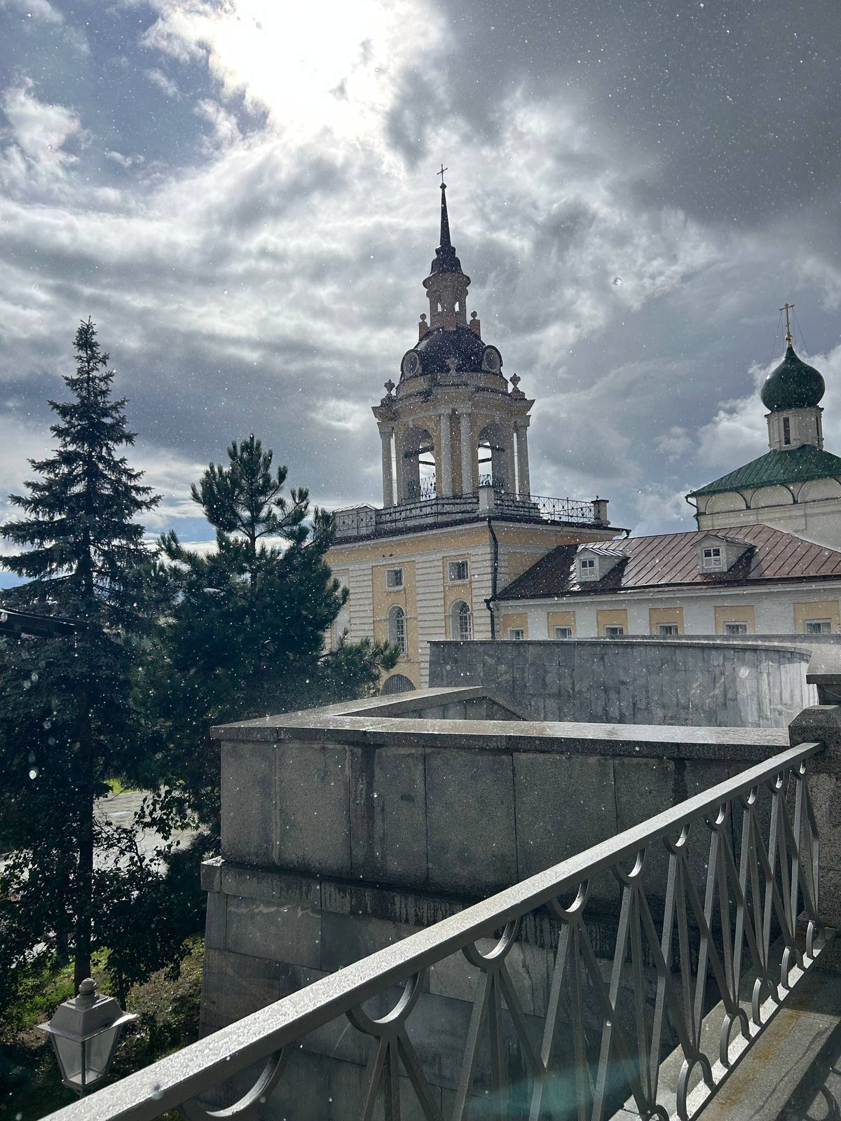 Колокольня над Варваркой — вид со стороны Зарядья