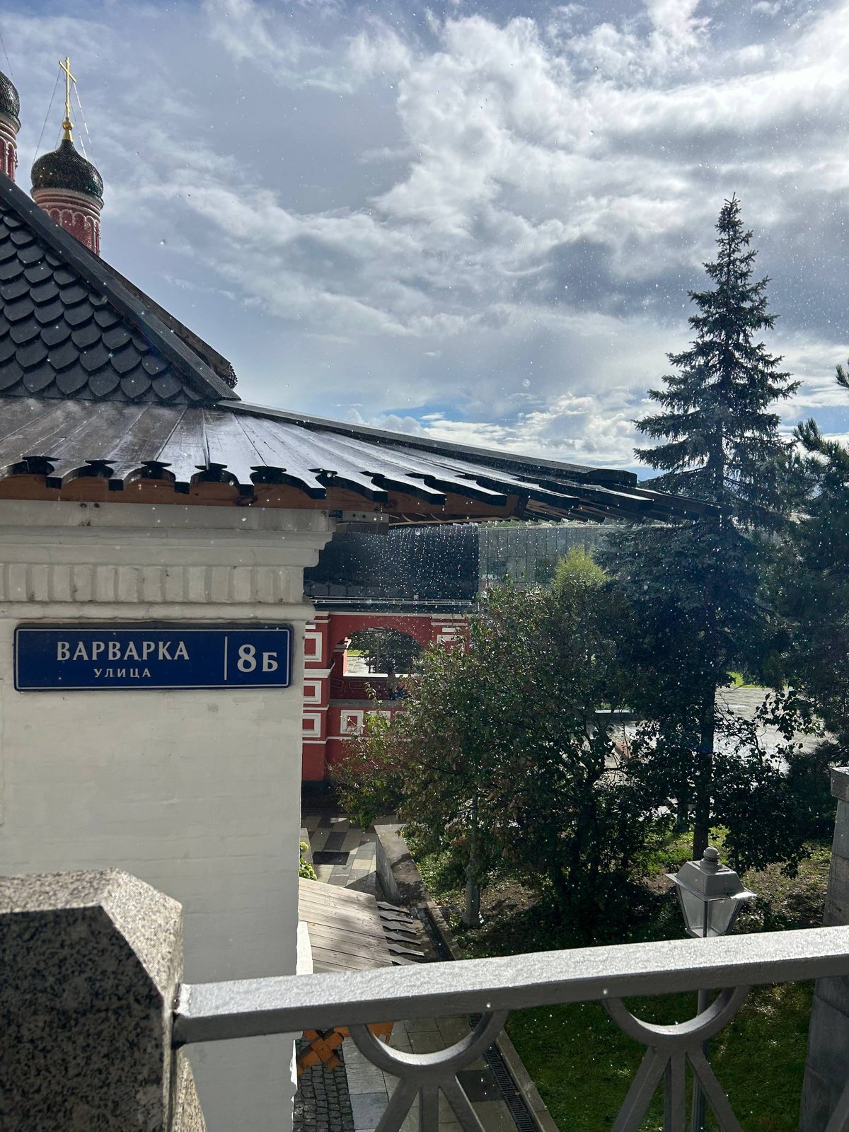 Табличка «Варварка, 8Б» — это адрес Знаменского монастыря