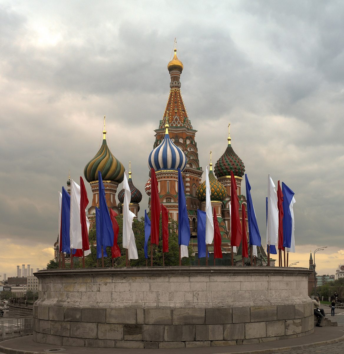 Красная площадь в праздничном оформлении — но самое интересное в эти дни происходит не на ней