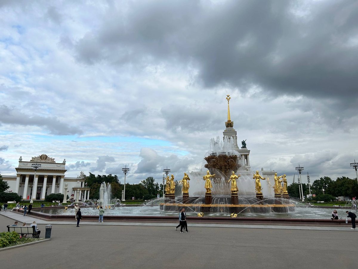 Фонтан «Дружба народов» на ВДНХ: территория такая, что толпа расходится сама
