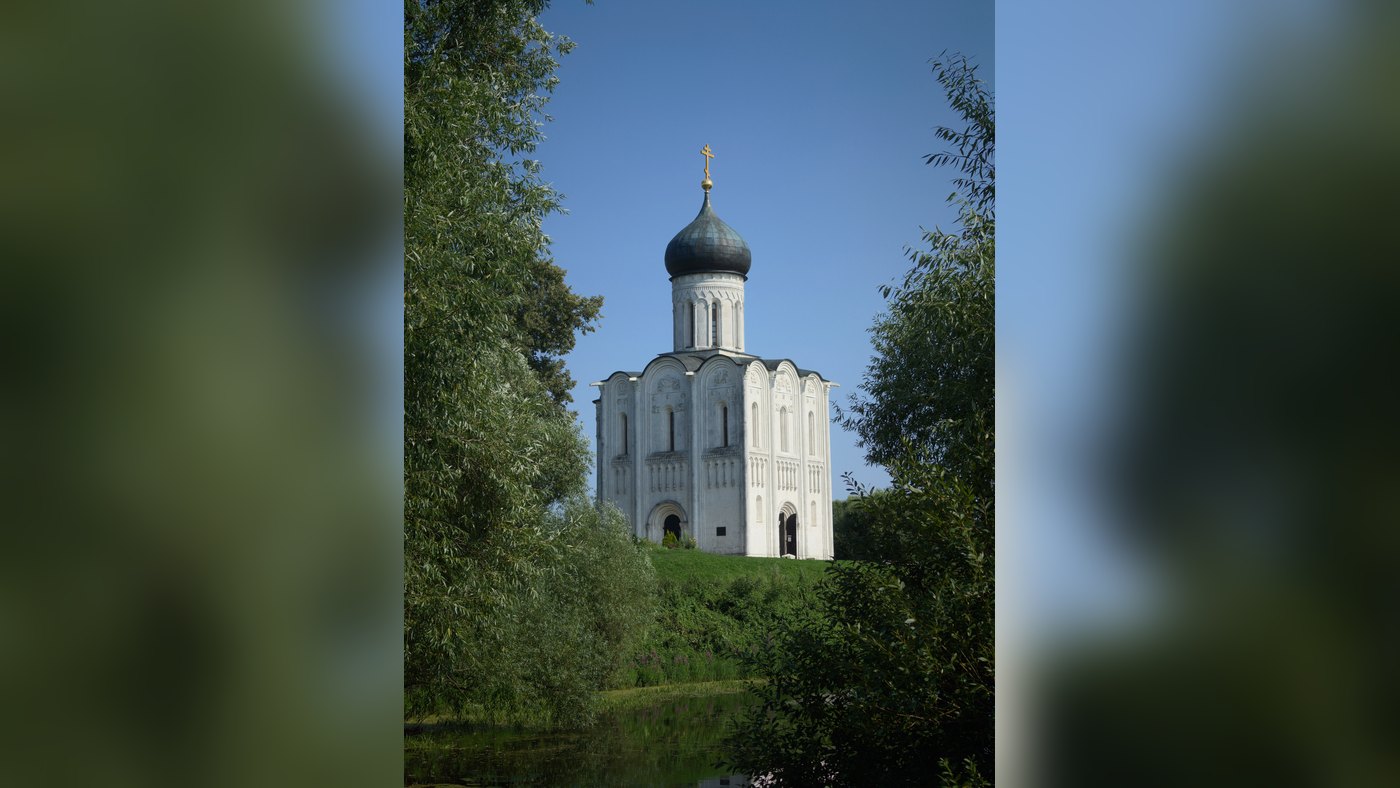 Церковь Покрова на Нерли в обрамлении ив — тот самый вид с отражением в воде