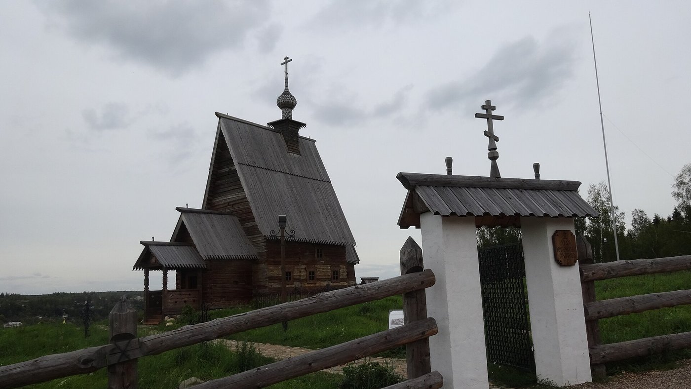 Деревянная Воскресенская церковь на горе Левитана