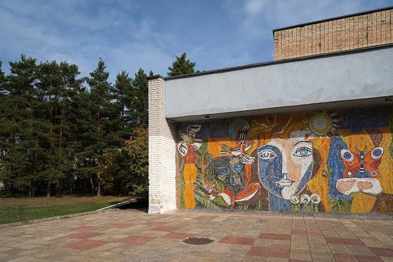 Мозаичное панно на торце корпуса: такие фасады в Черноголовке идут один за другим