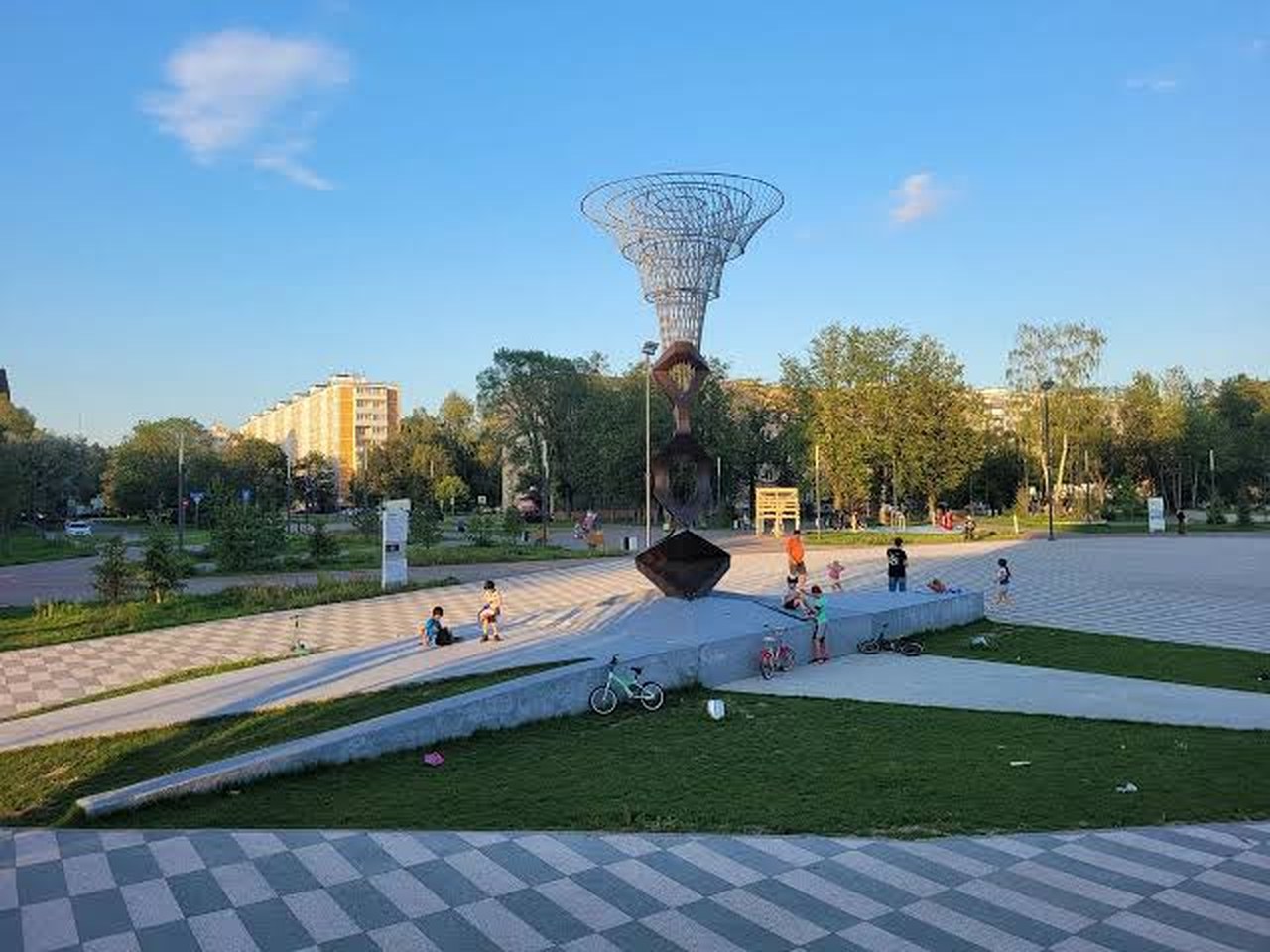 Сквер в центре: скульптура, велосипеды и дети — обычный вечер в наукограде