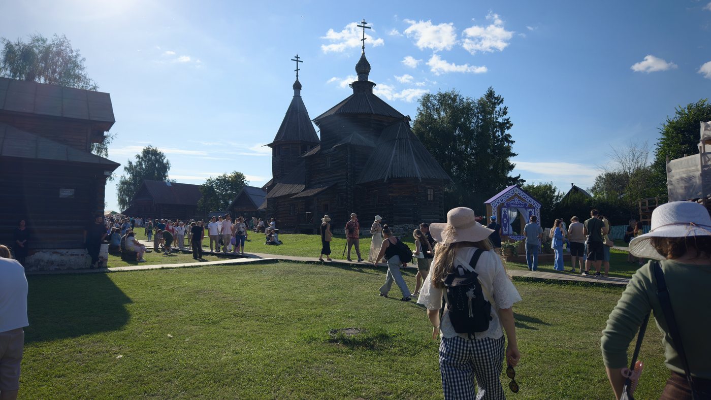 Музей деревянного зодчества в день праздника — открытая площадка почти без тени