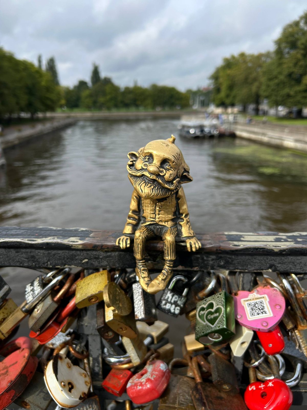Дедушка Карл на перилах Медового моста — среди замочков молодожёнов