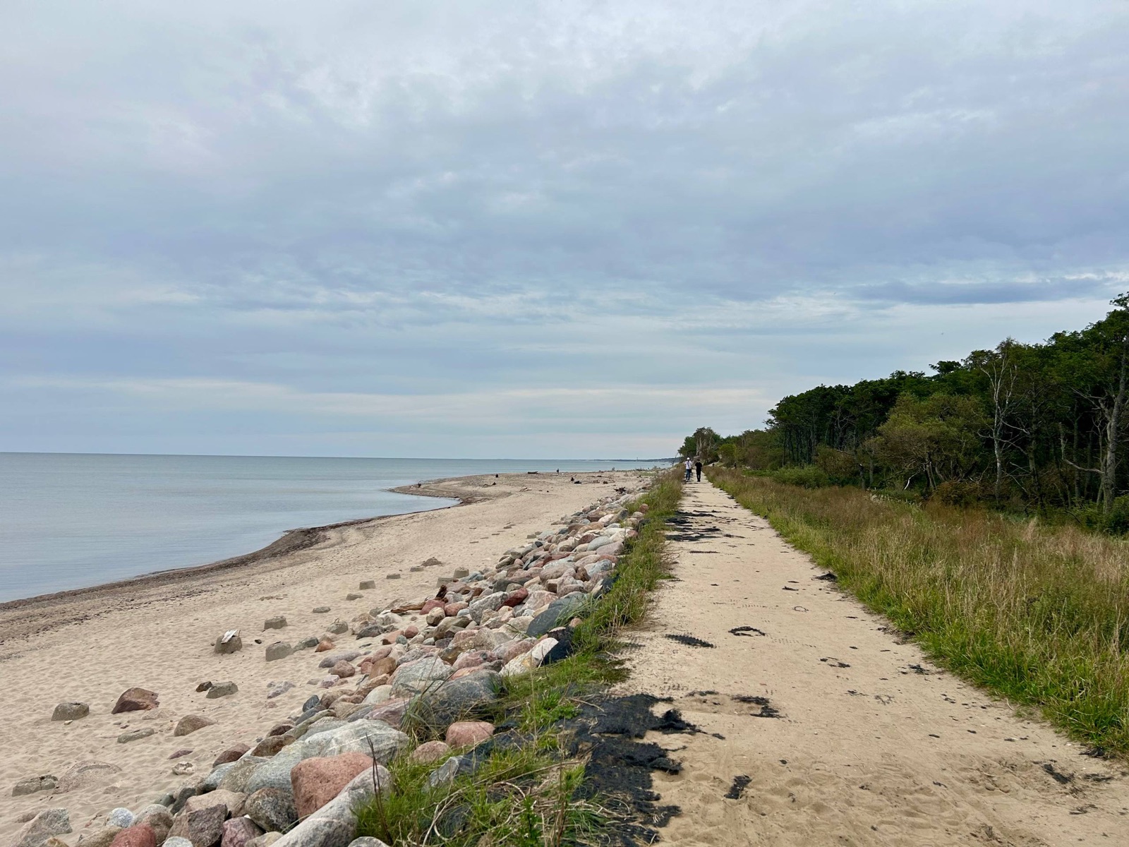 Дорожка вдоль моря в сторону косы