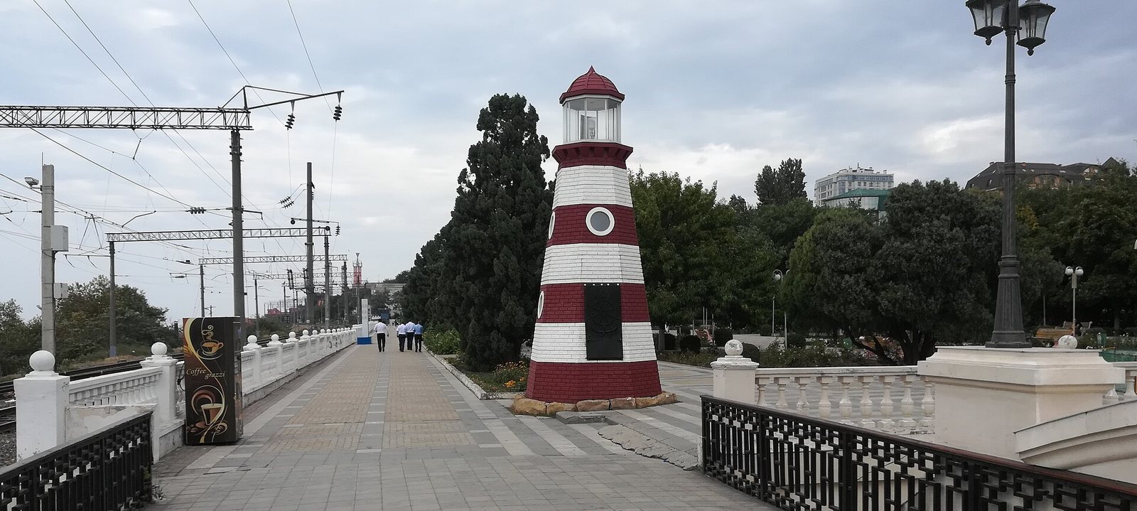 Порт-Петровский маяк на приморской набережной в центре · фото Bogdanov-62, CC BY-SA 4.0