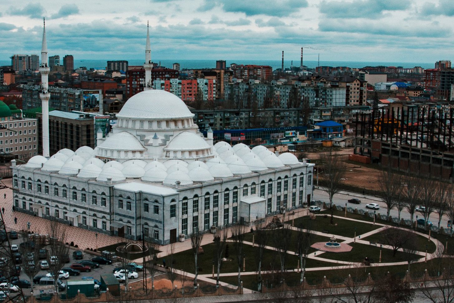 Центральная Джума-мечеть на проспекте Имама Шамиля с высоты · фото Шамиль Магомедов (cropped by Danloud), CC BY-SA 4.0