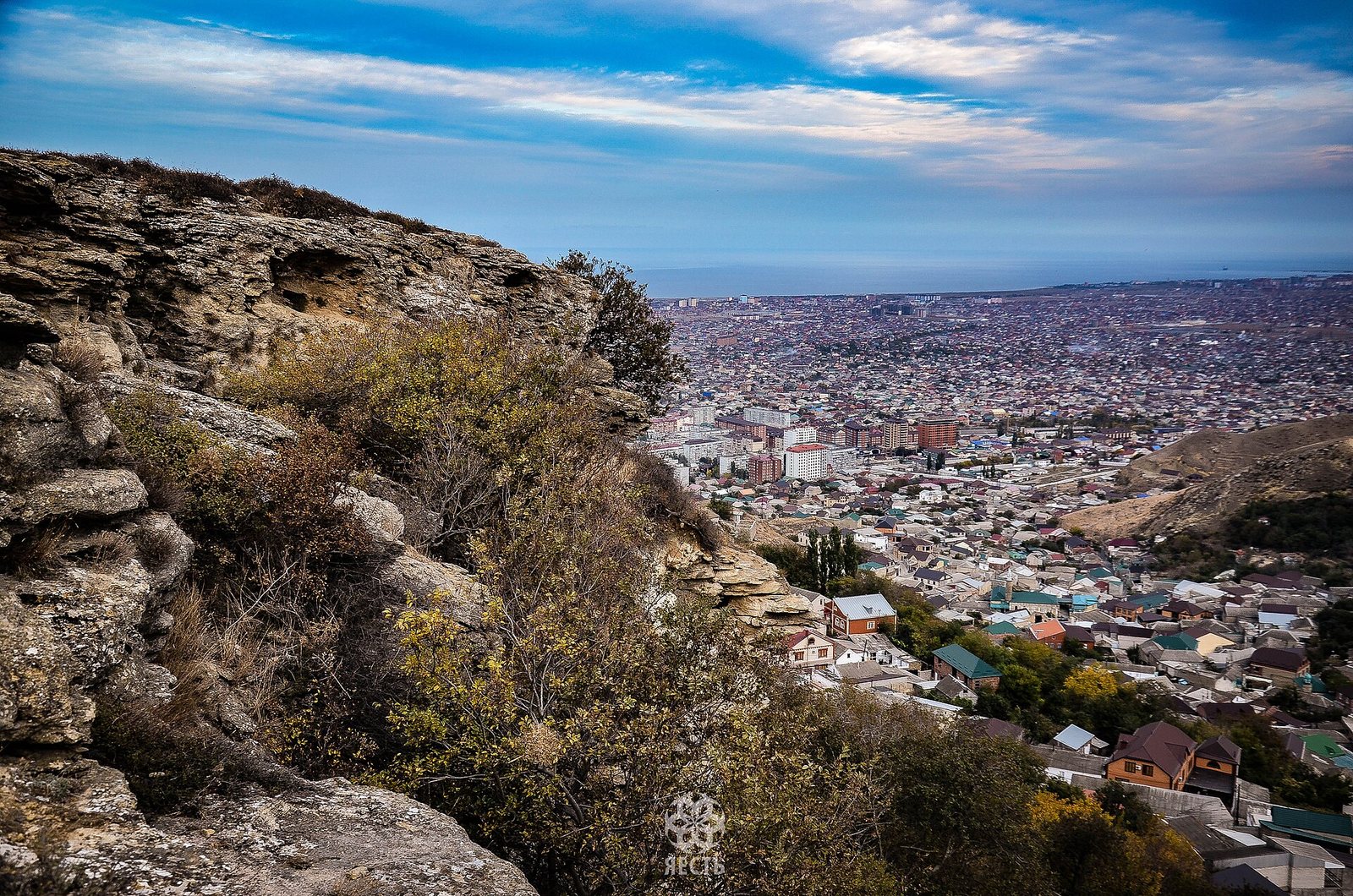 Вид на Махачкалу со склона Тарки-Тау · фото Saintinessa, CC BY-SA 4.0