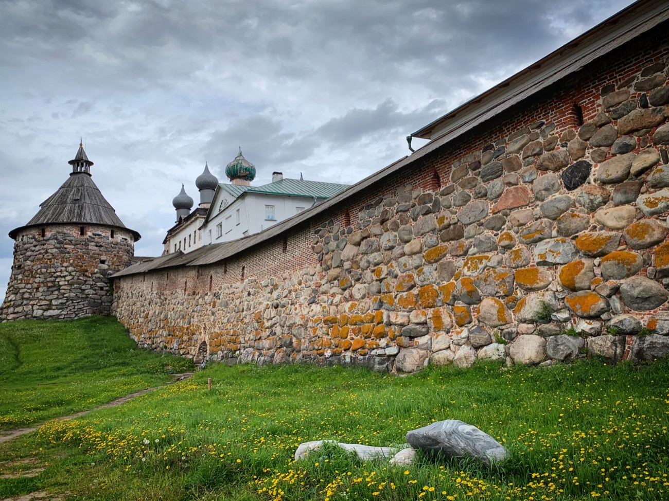 Изборская крепость на Журавлиной горе — суровая каменная старина Псковщины