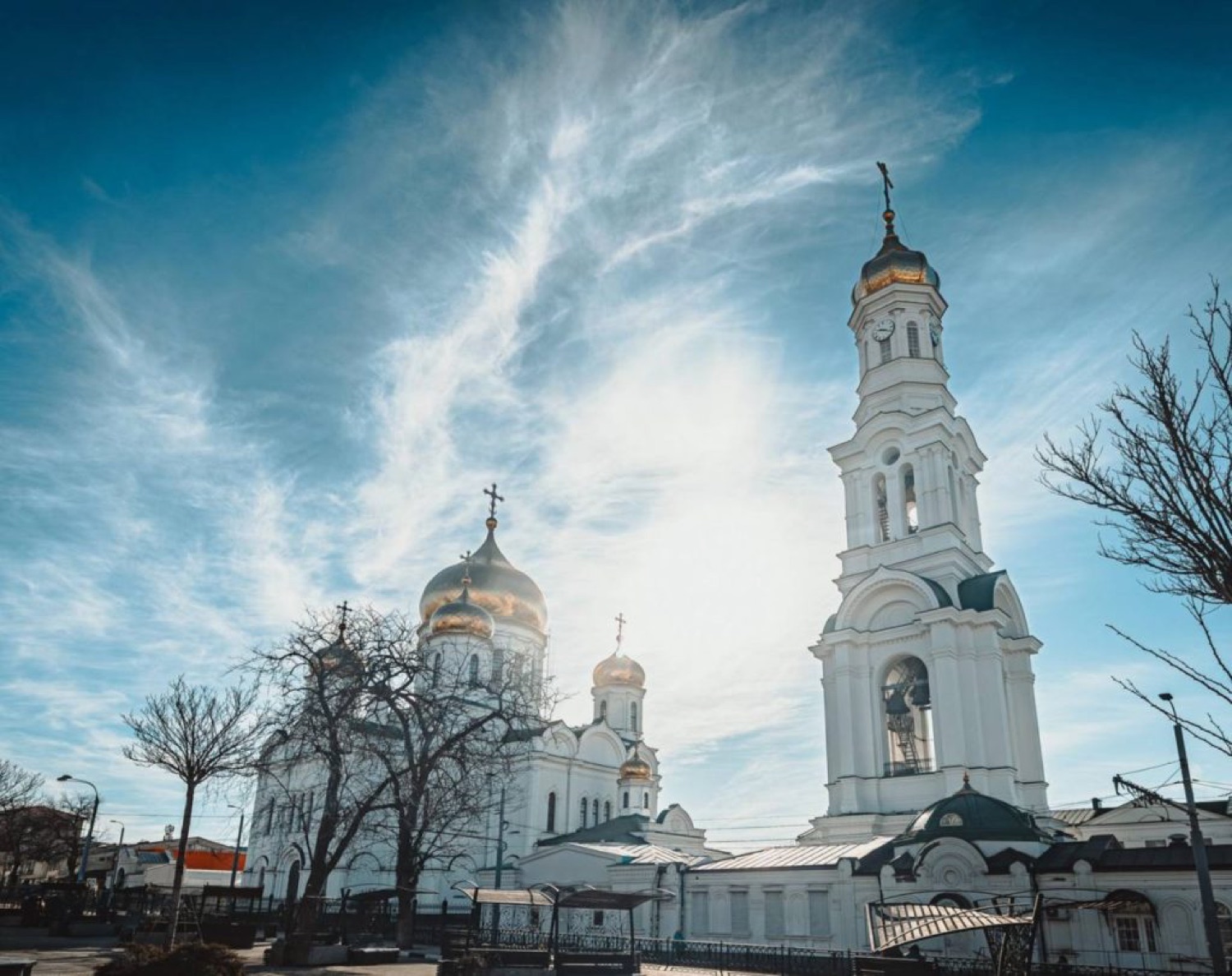 Собор Рождества Пресвятой Богородицы с высокой колокольней в центре Ростова