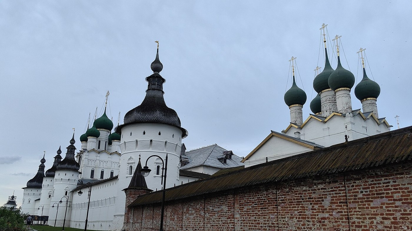 Купола и звонница Ростовского кремля — открыточный вид допетровской Руси