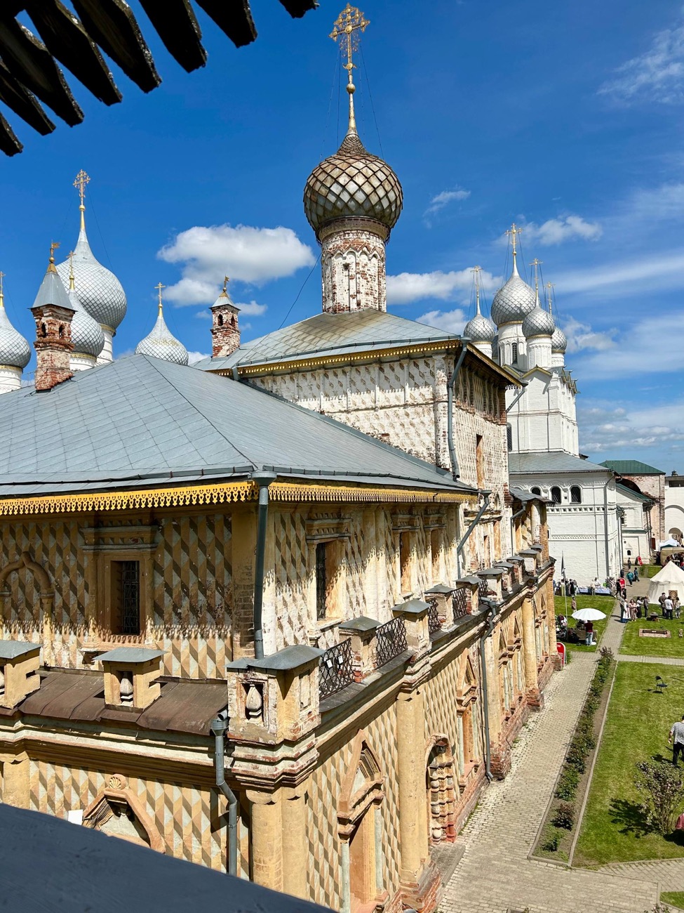 Купола и звонница Ростовского кремля — открыточный вид допетровской Руси