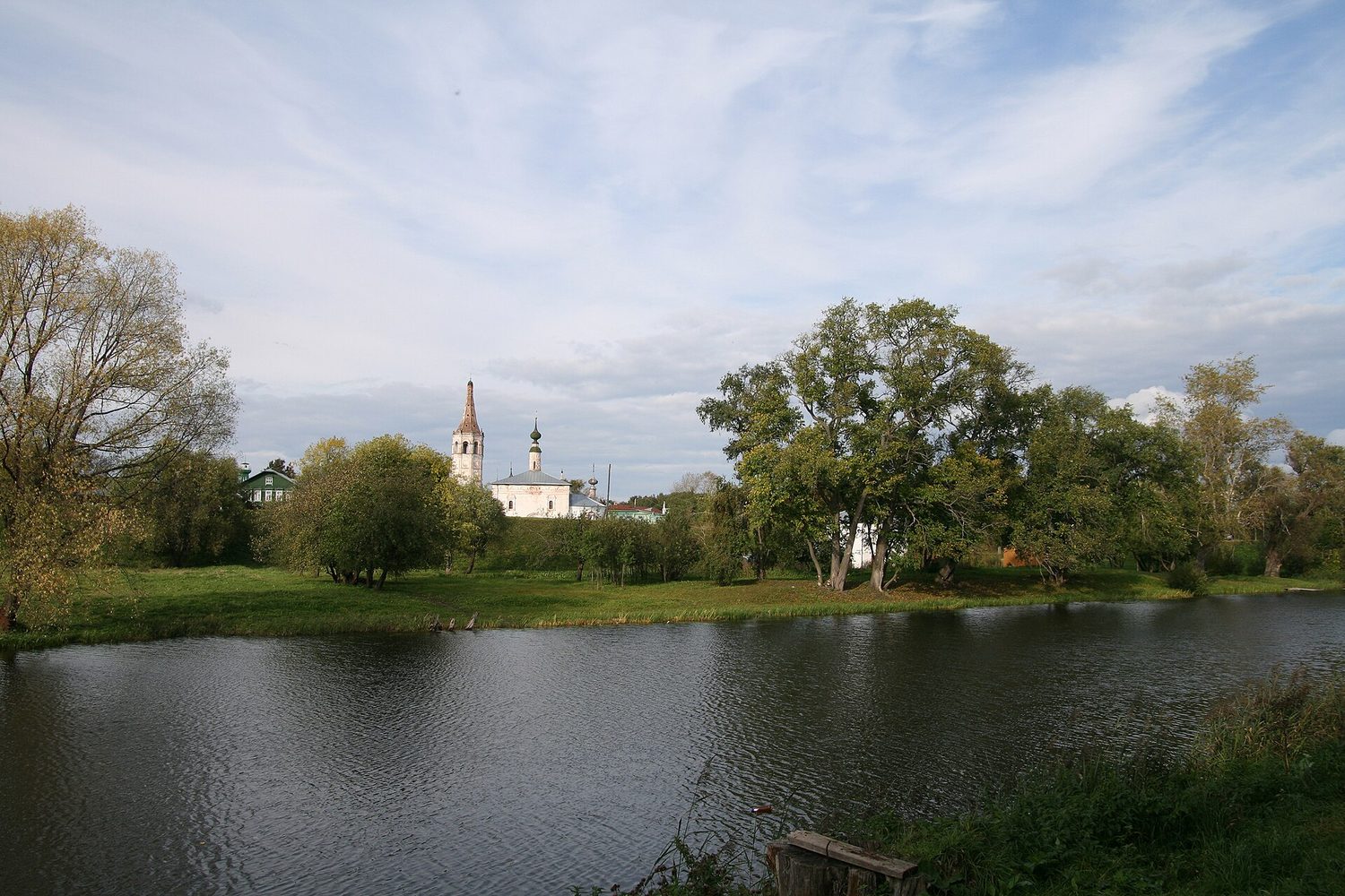 Никольская церковь над Каменкой — та самая открыточная линия города · фото Ludvig14, CC BY-SA 3.0