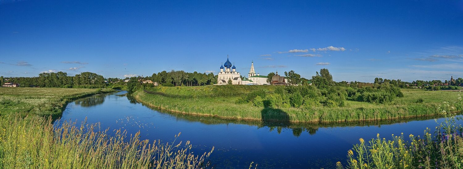 Панорама Суздаля: колокольни и низкая застройка вдоль Каменки · фото Ludvig14, CC BY-SA 4.0