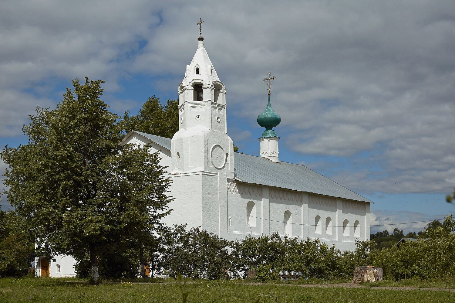 Покровский монастырь — белые стены и зелёные купола над садом · фото Dmitry Makeev, CC BY-SA 4.0