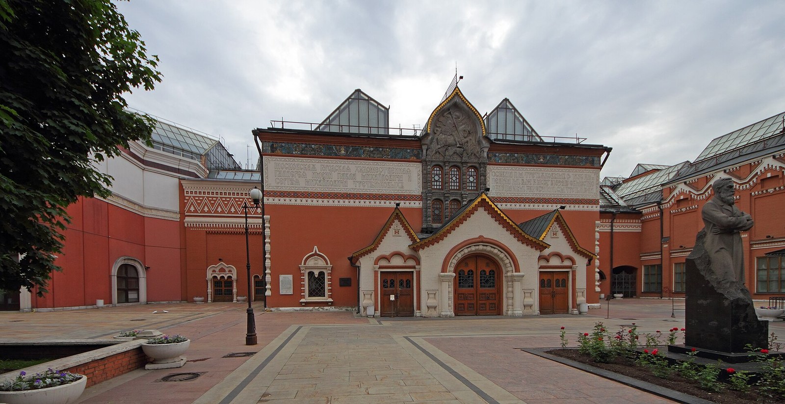 Фасад-терем в Лаврушинском переулке по рисунку Виктора Васнецова и памятник Павлу Третьякову