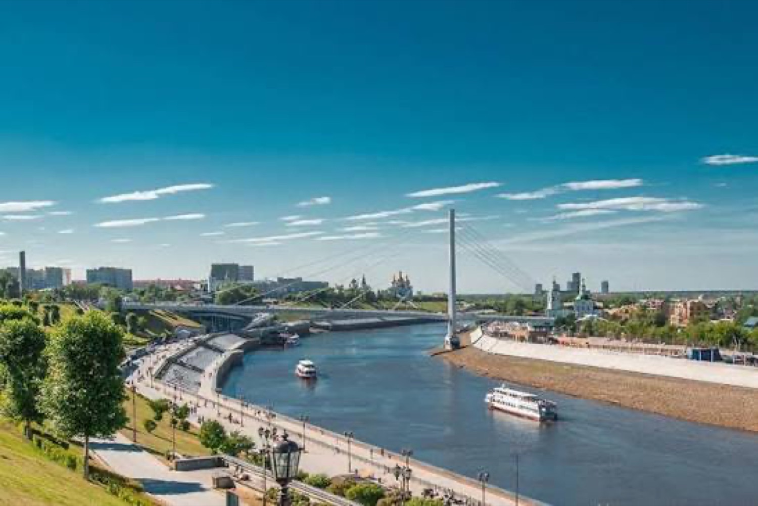Вантовый Мост влюблённых через Туру и четырёхуровневая набережная с причалами