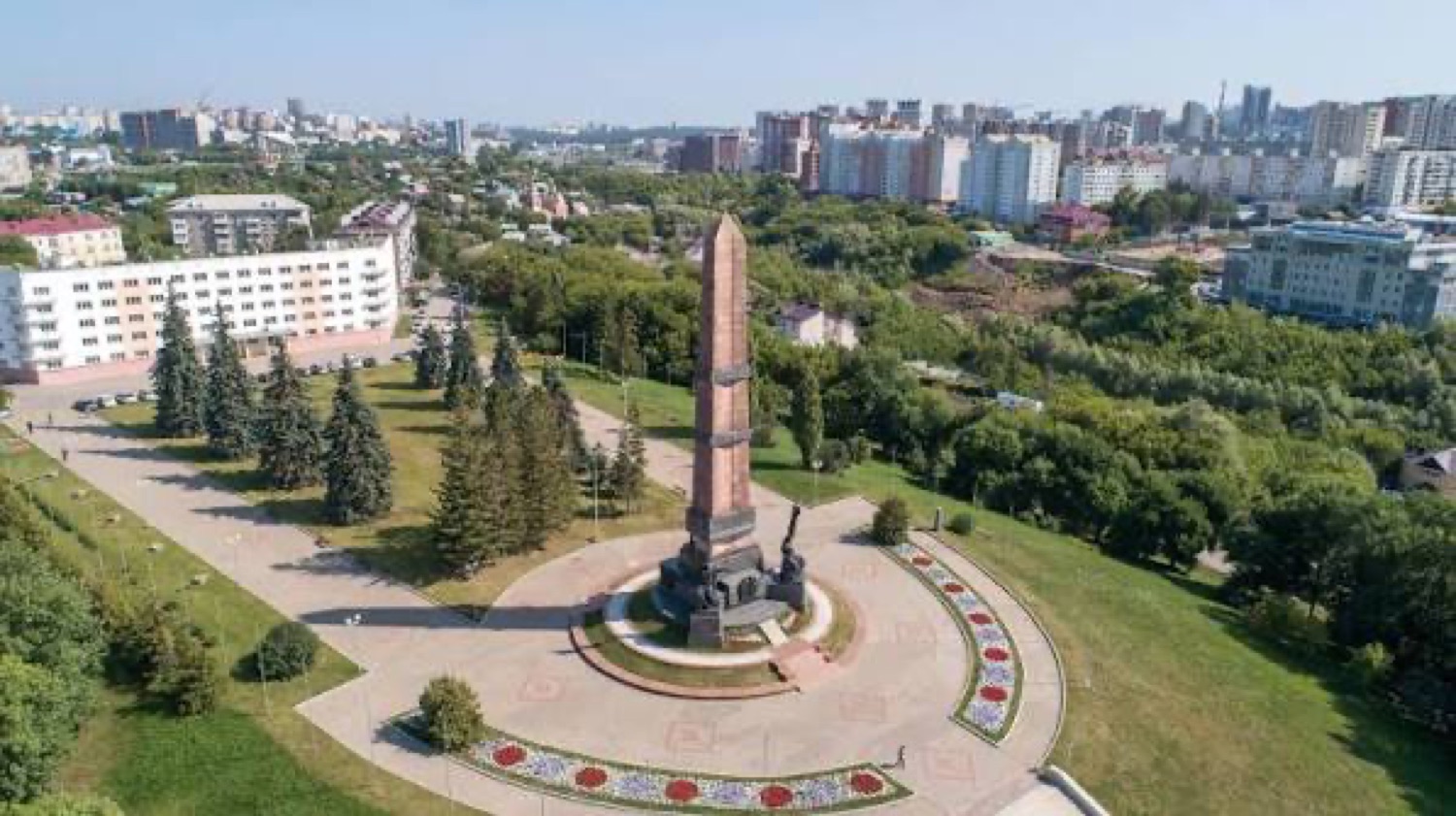 Монумент Дружбы — два гранитных клинка в память о присоединении Башкирии к России