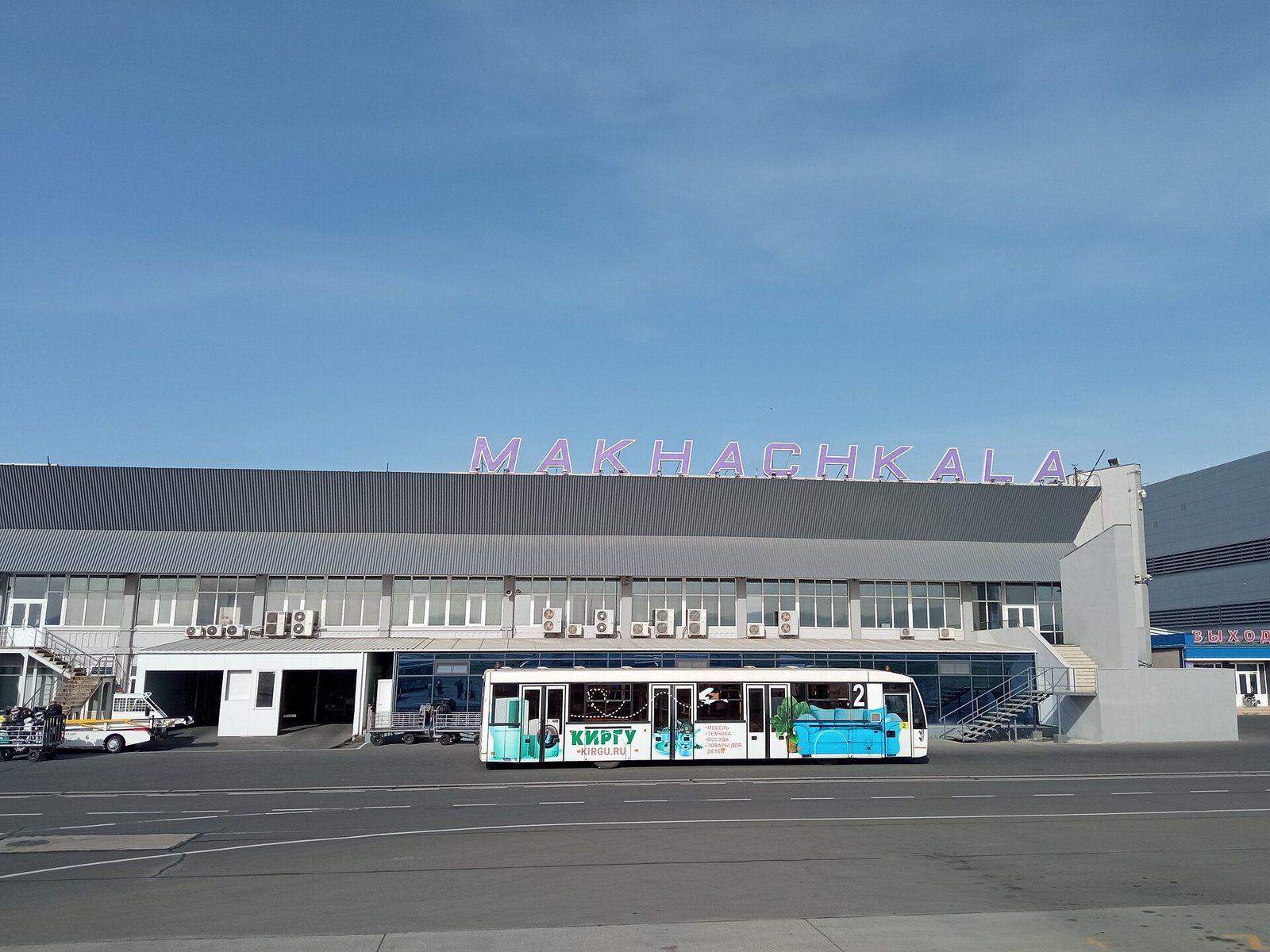 Терминал Уйташа со стороны перрона: к самолёту возят автобусом · Фото: Dinamik · CC BY-SA 4.0 · Викисклад, кадрировано