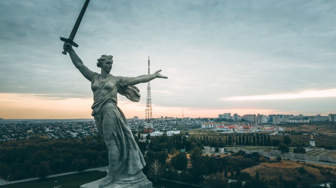 «Родина-мать зовёт!» на Мамаевом кургане — символ Волгограда и один из самых высоких памятников мира