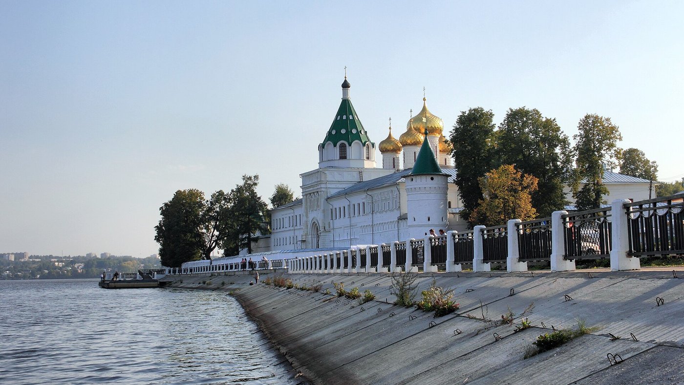 Ипатьевский монастырь над набережной Костромы · фото Alexxx1979, CC BY-SA 3.0