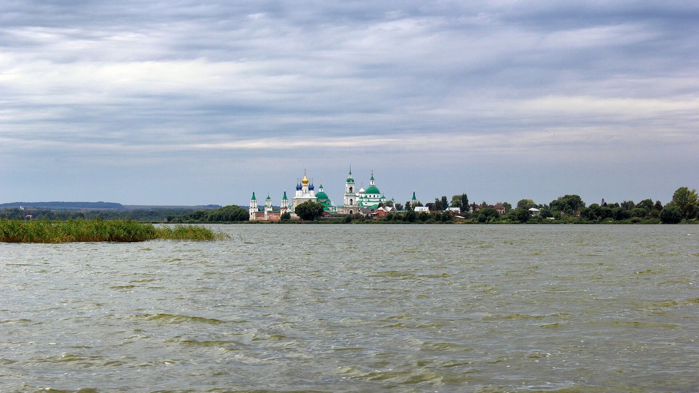 Спасо-Яковлевский монастырь с воды озера Неро · фото Alexxx1979, CC BY-SA 3.0