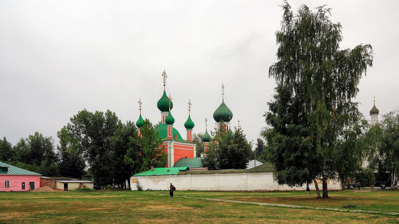 Красная площадь Переславля: зелёные купола за монастырской стеной · фото Alexxx1979, CC BY-SA 3.0
