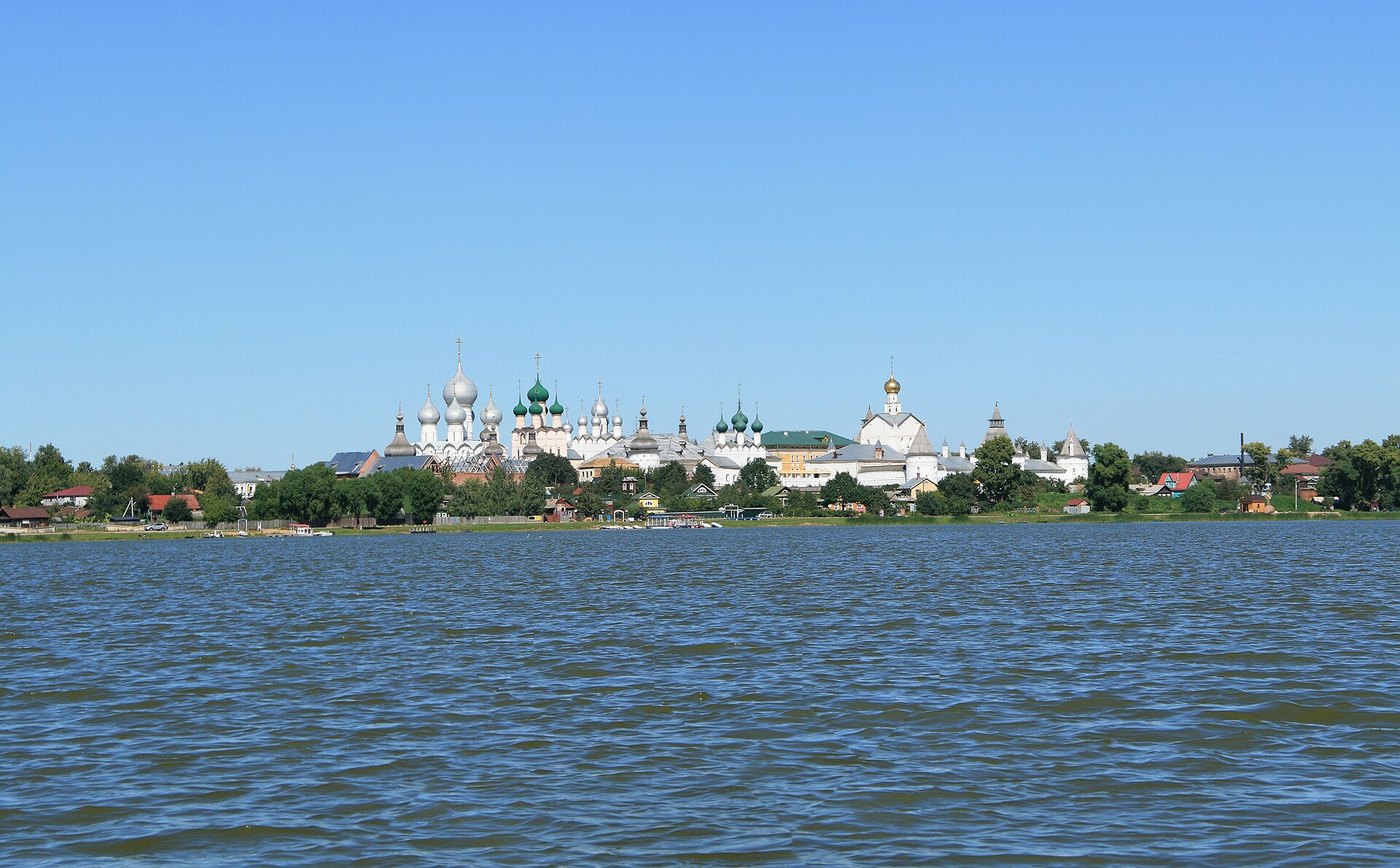 Ростовский кремль со стороны озера Неро — первая остановка маршрута