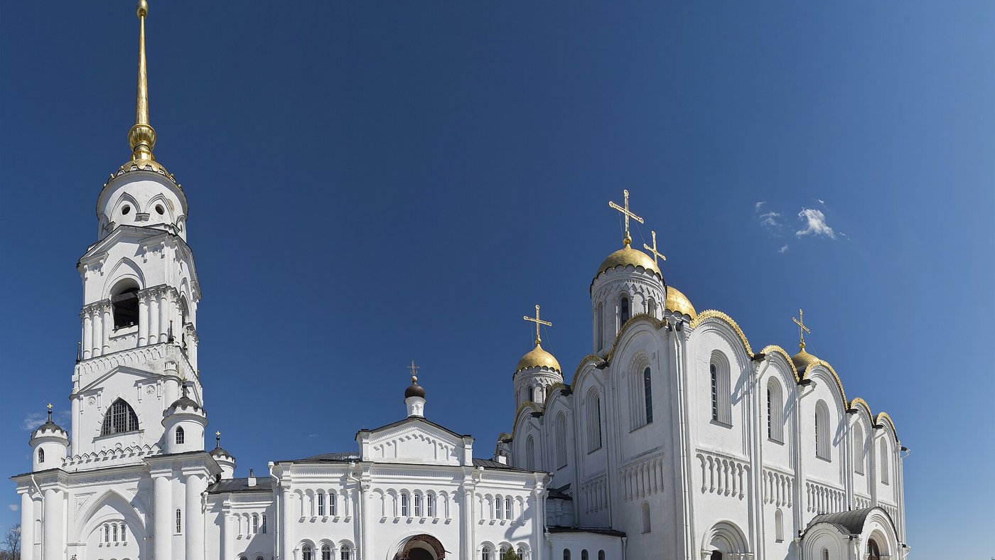 Успенский собор во Владимире: белый камень, аркатурный пояс и колокольня