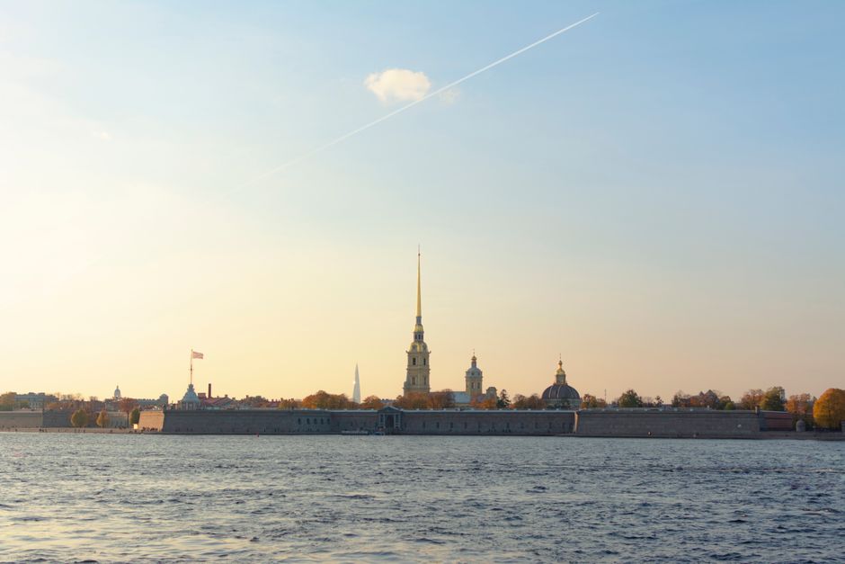 Дворцовая набережная и широкая Нева: гранитные парапеты, холодная река и Петропавловская крепость вдалеке — тот самый киношный простор, ради которого стоит идти вдоль воды не спеша.