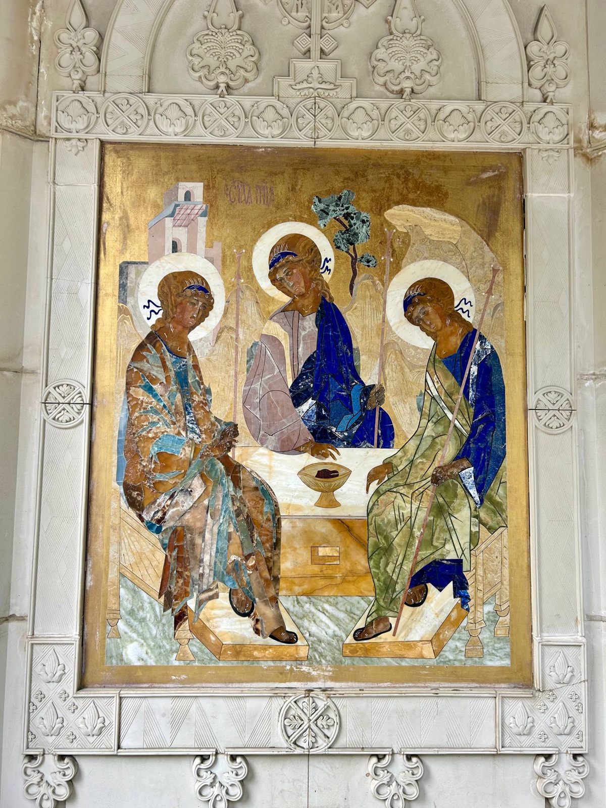 Флорентийская мозаика «Троицы» в часовне-ротонде у монастыря
