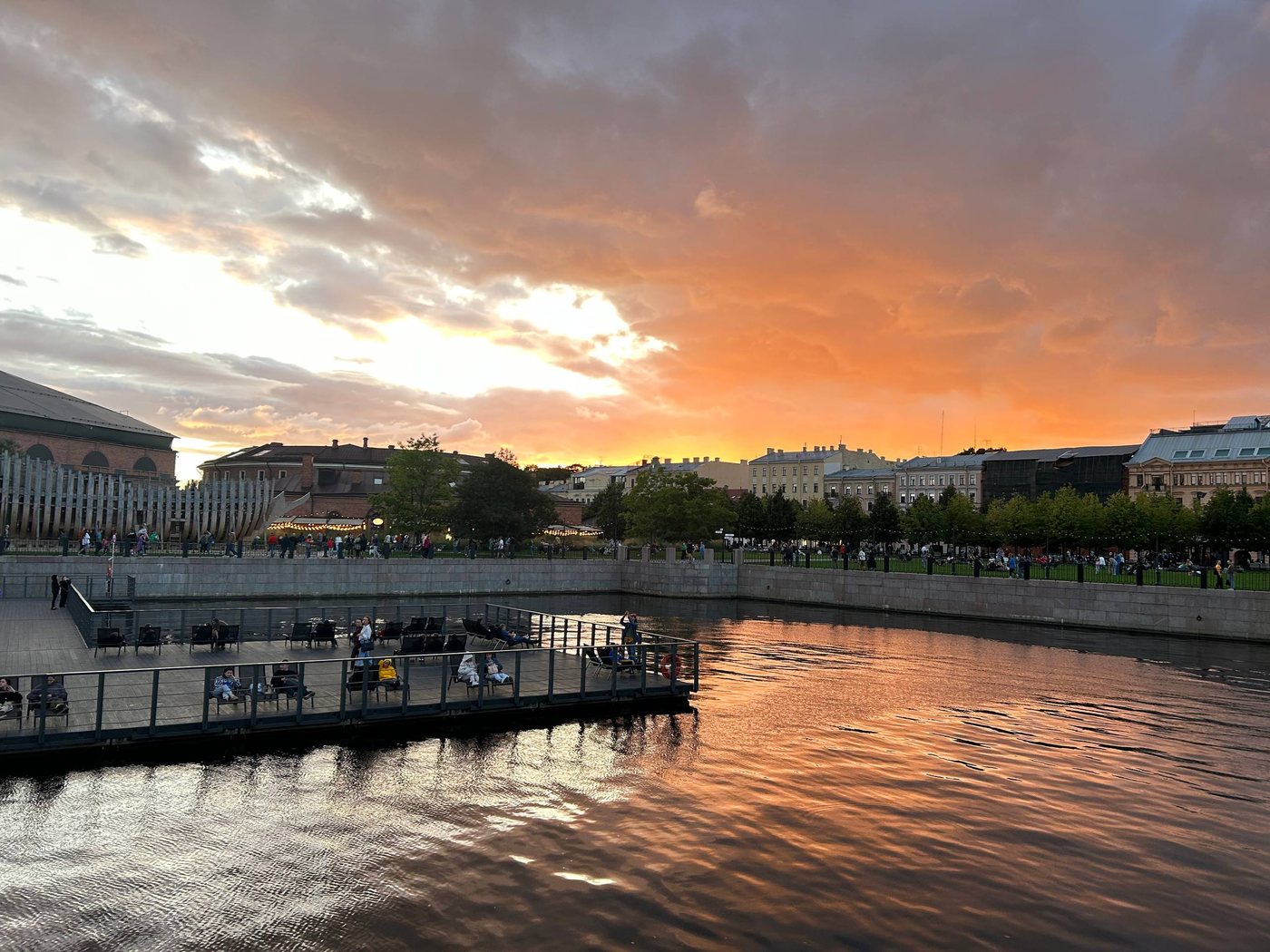По Петербургу — на премиальном катере