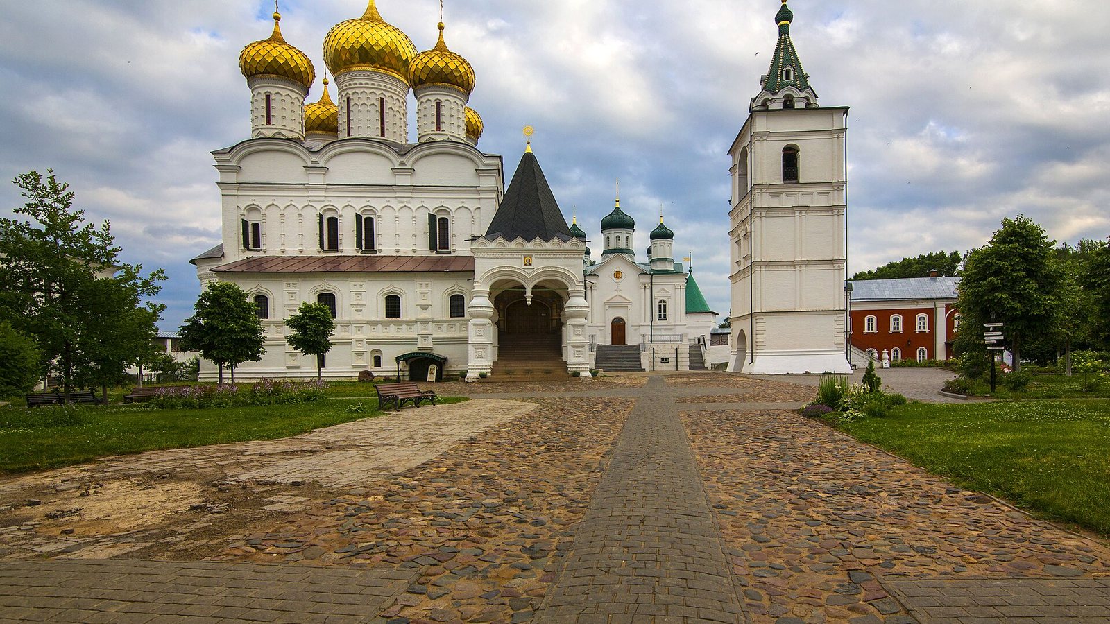 Ипатьевский монастырь в Костроме: от основания до наших дней